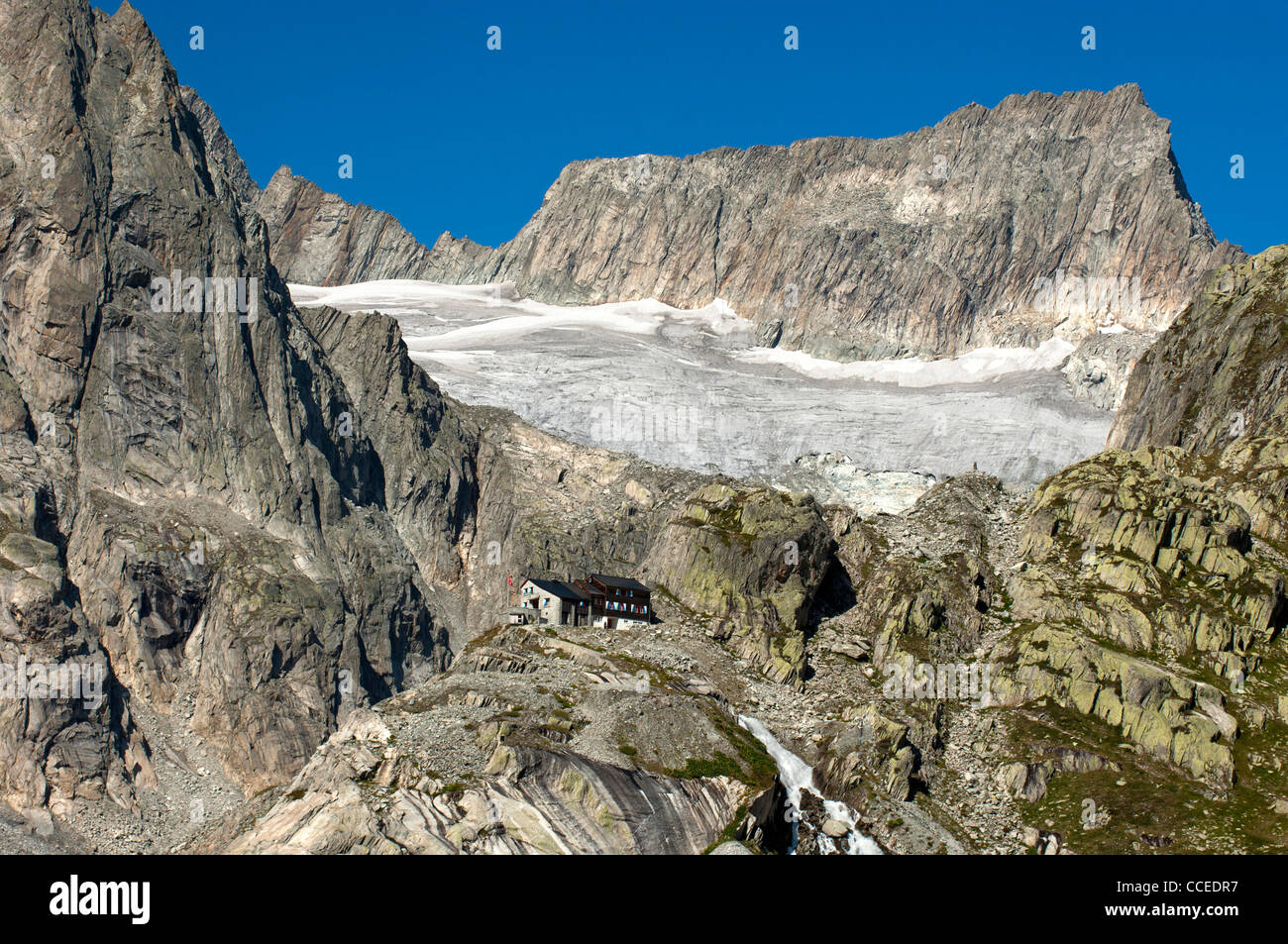 Montare Diamentstock lordo e sul ghiacciaio Baechligletscher, rifugio di montagna Baechlitalhuette in primo piano, Alpi Bernesi, Svizzera Foto Stock