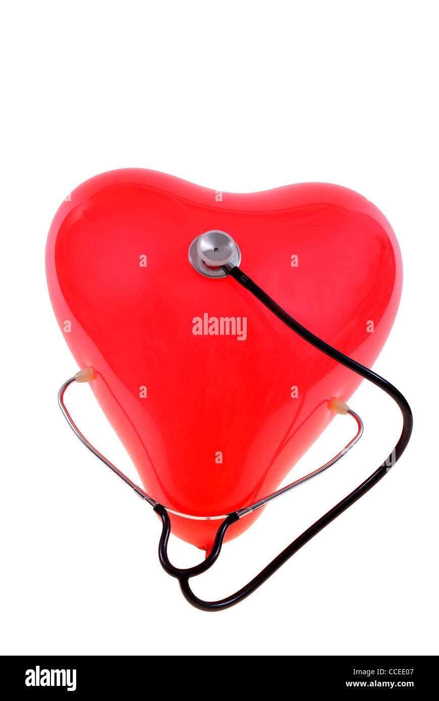 Cuore di palloncino con uno stetoscopio isolati su sfondo bianco Foto Stock