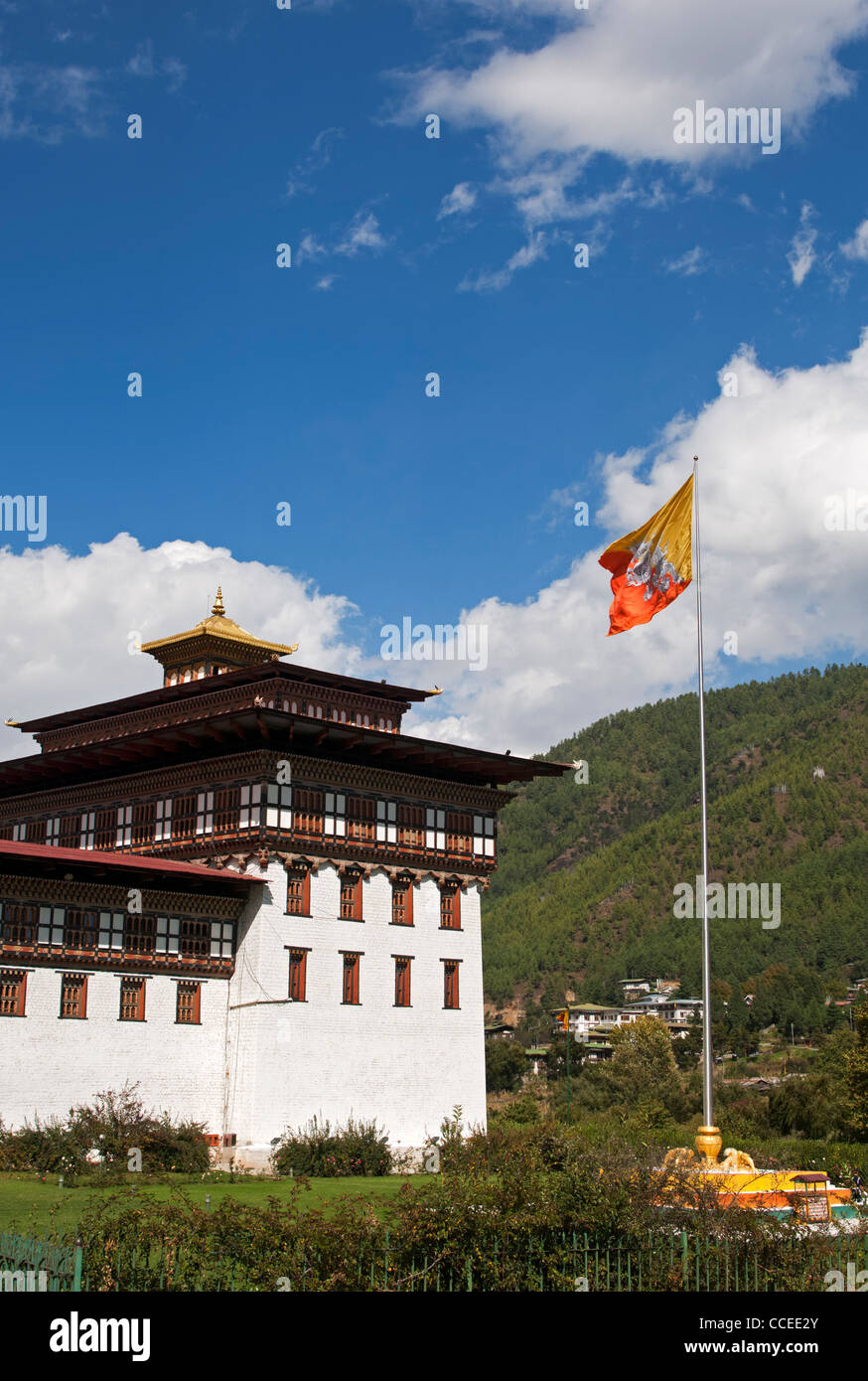 I bhutanesi bandiera nazionale sventola presso la sede del governo Thimphu Dzong o Trashichhoe Dzong, Thimphu Bhutan Foto Stock