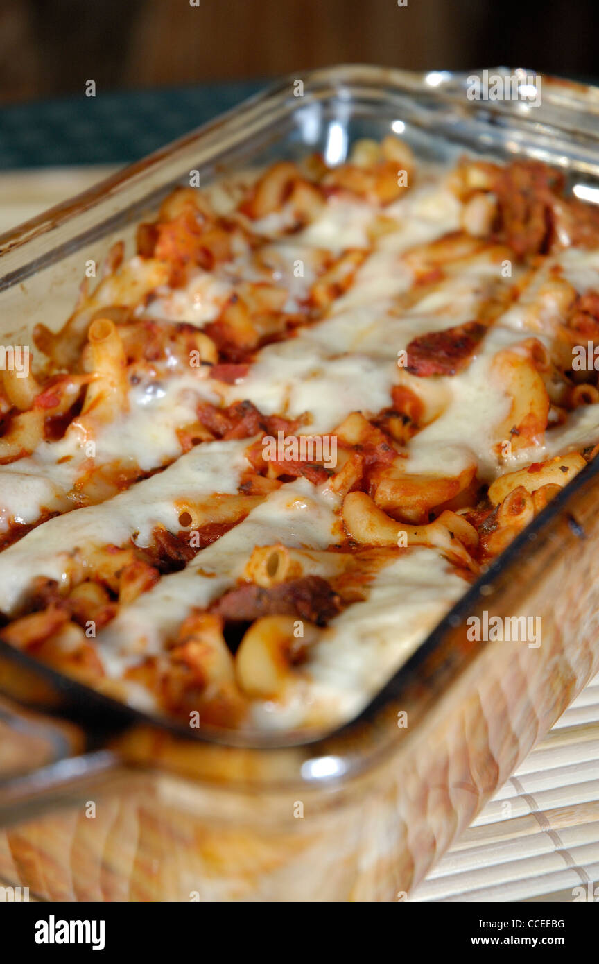 Lo stile italiano a base di noodle casseruola con salsa di pomodoro e mozzarella. Vegetariano. Foto Stock