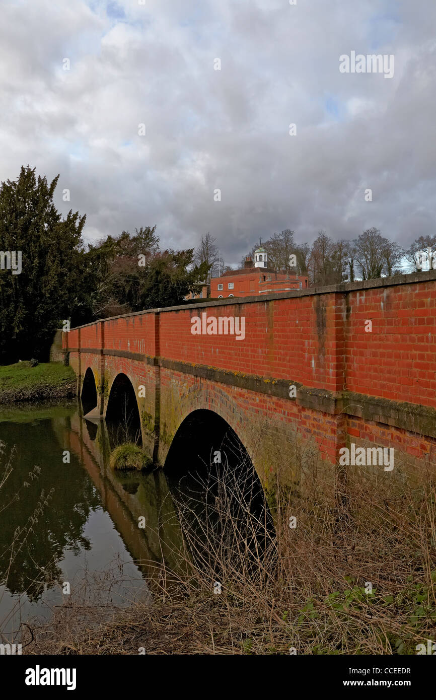 Surrey Betchworth house e il fiume Mole bridge Foto Stock