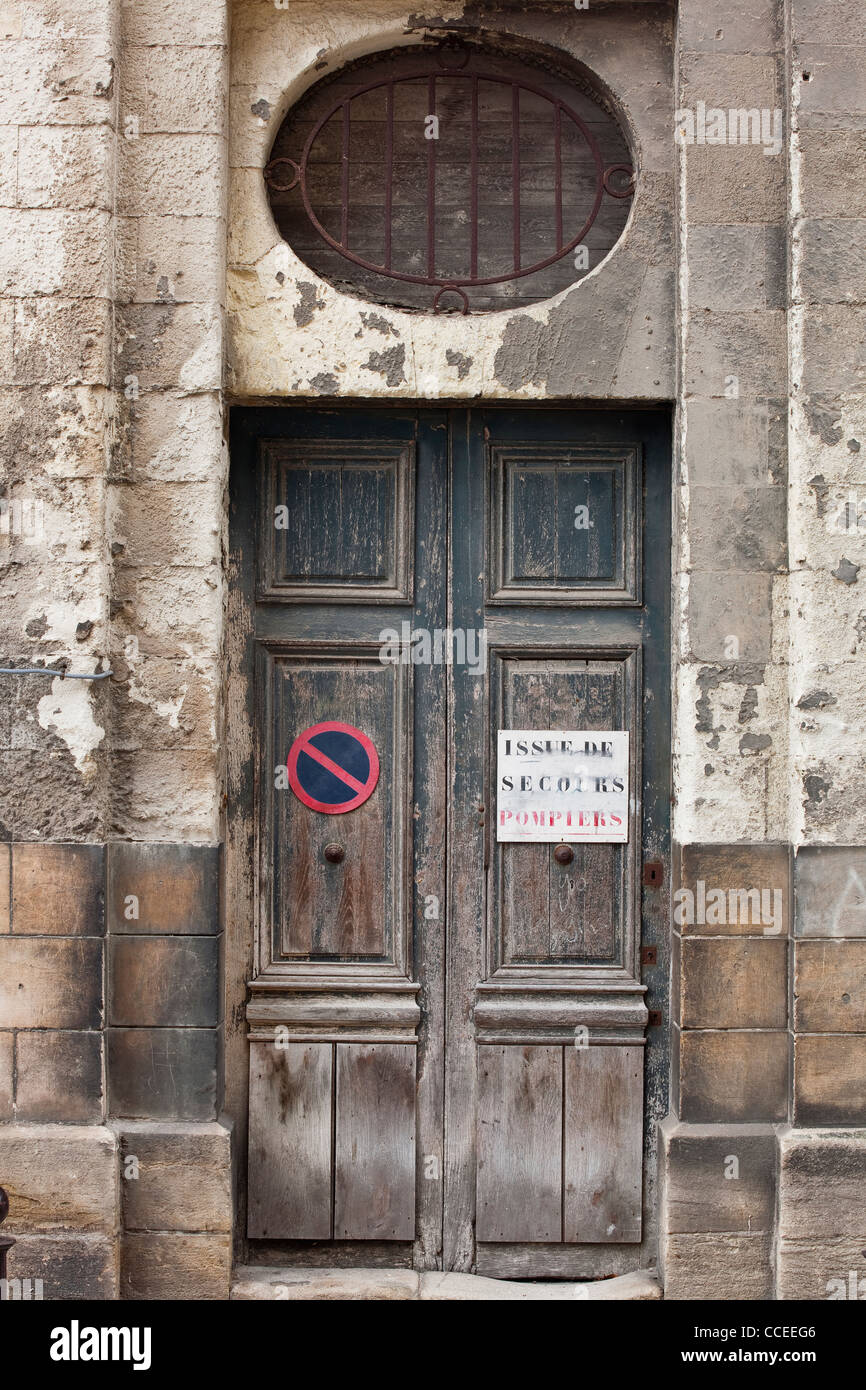 Una vecchia porta di legno accanto a Saint Gatien cattedrale a Tours in Francia. Esso ha un problema de secours scritto su di esso o di uscita di emergenza Foto Stock