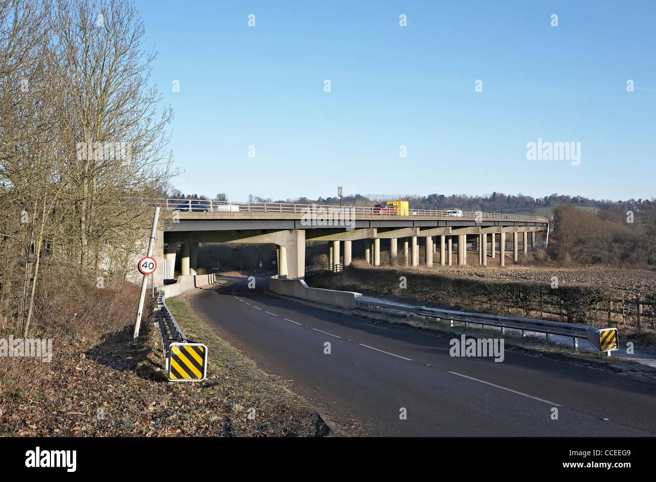 Surrey autostrada M23 sezione in alzata attraversando Coopers hill road vicino a Nutfield Foto Stock