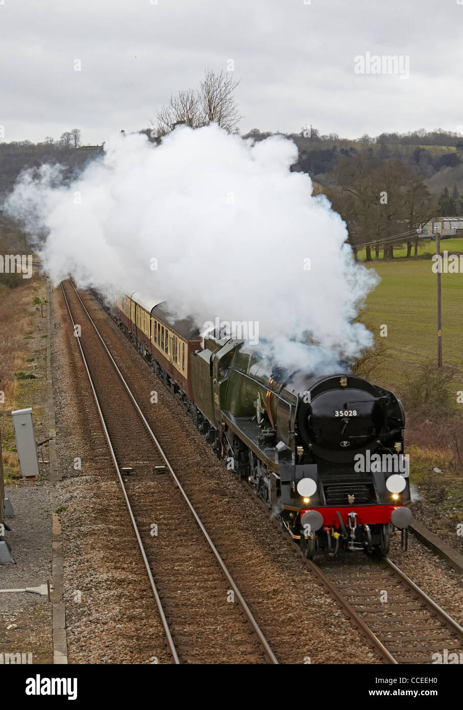 Surrey Marina Mercantile classe linea Clan 4-6-2 motore a vapore tirando Pullman carrelli Foto Stock