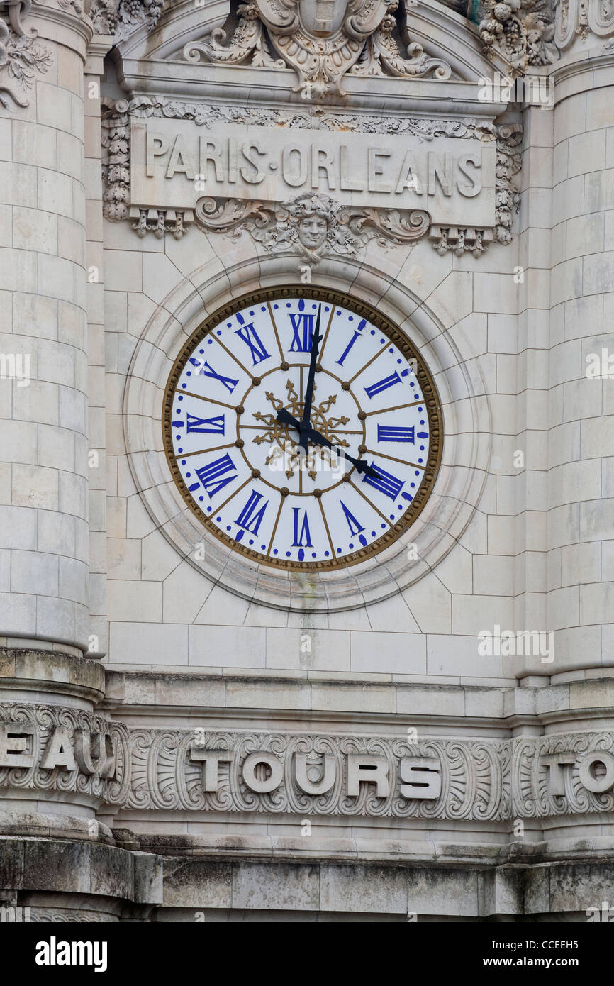 L'orologio sul lato anteriore di Tours stazione ferroviaria in Francia. Foto Stock