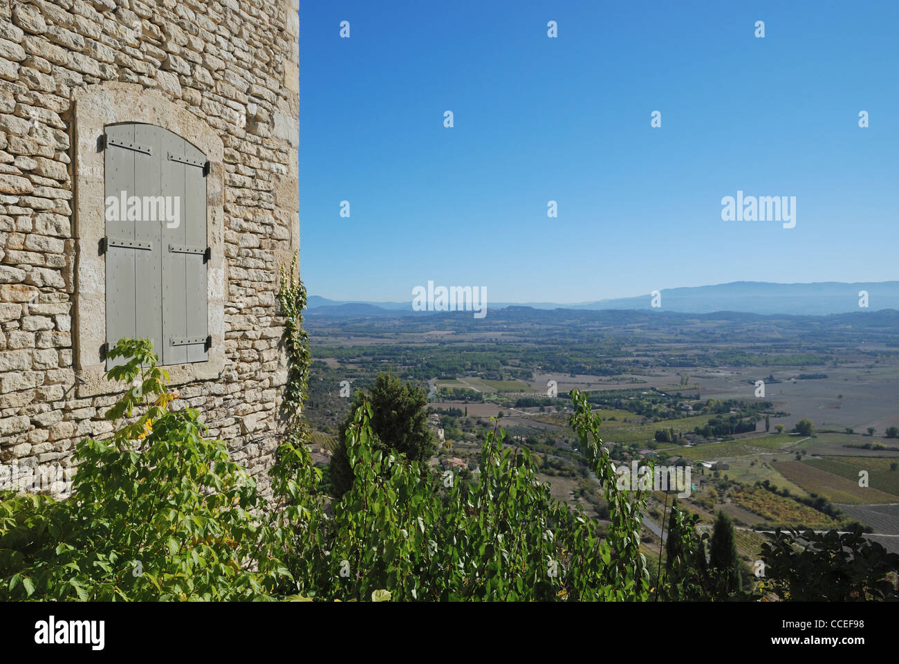 Una vista dalla collina del villaggio di Gordes nel Luberon area della Vaucluse Provence, Francia. Foto Stock