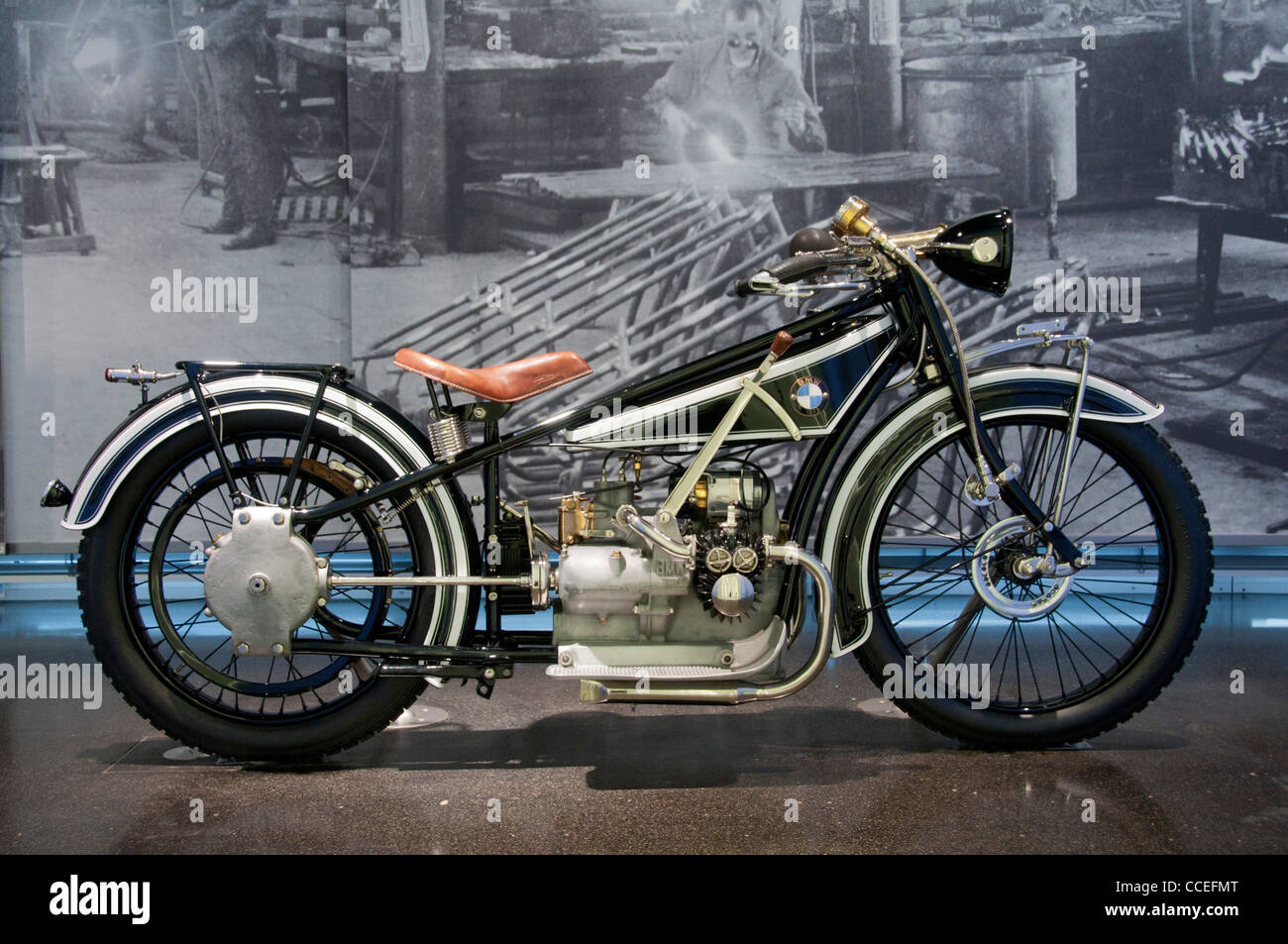 Un classico motore BMW Moto in mostra al Museo BMW a Monaco di Baviera,  Germania Foto stock - Alamy