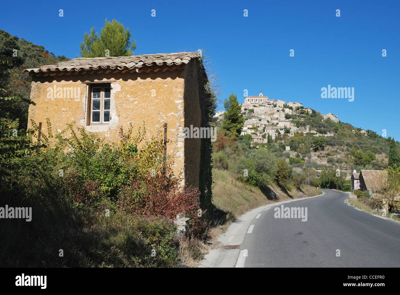 Un edificio alla periferia del villaggio di collina di Gordes nel Luberon area della Vaucluse Provence, Francia. Foto Stock