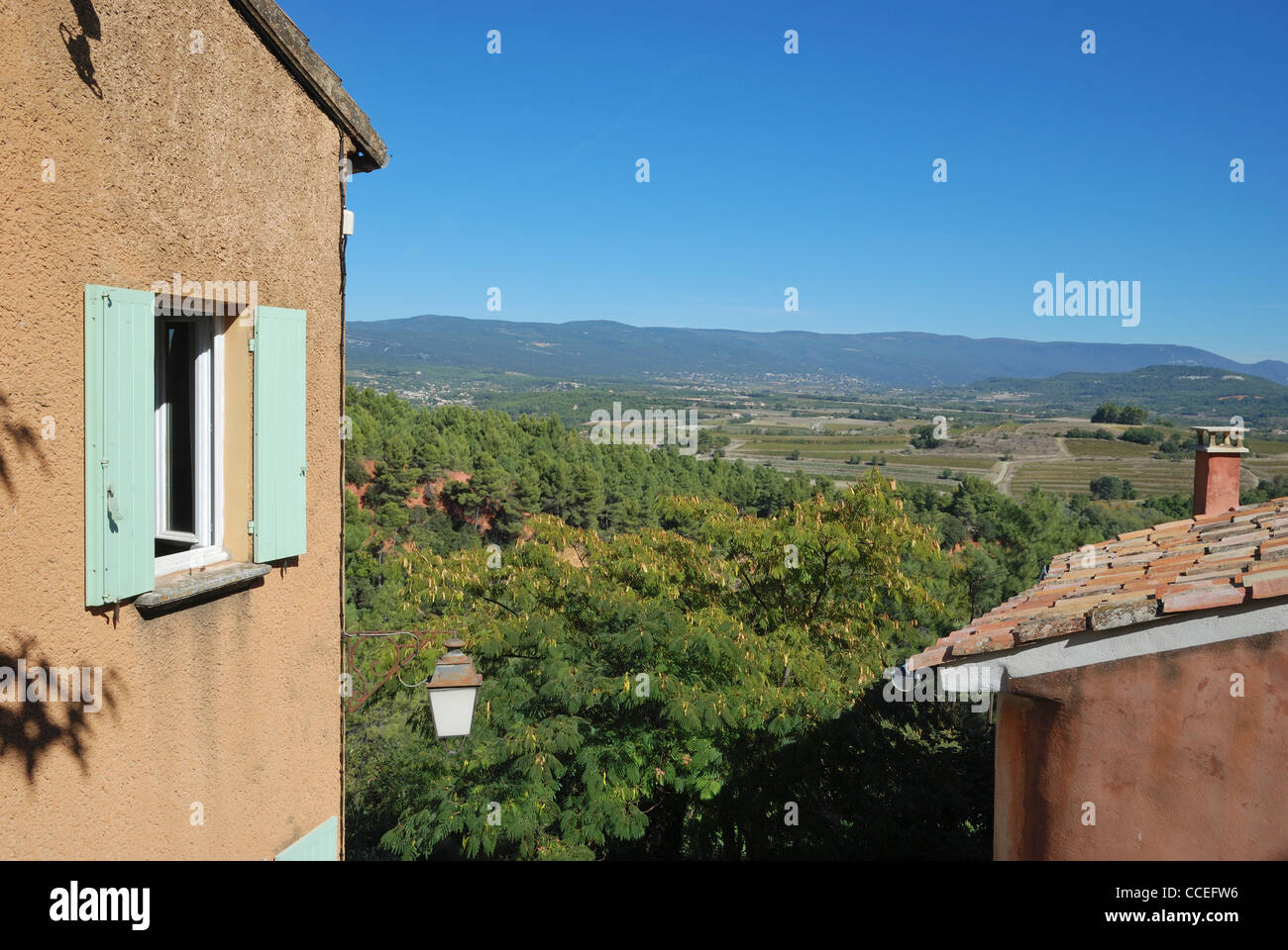 Una vista dalla collina del villaggio di Roussillon Vaucluse Provence, Francia. Foto Stock
