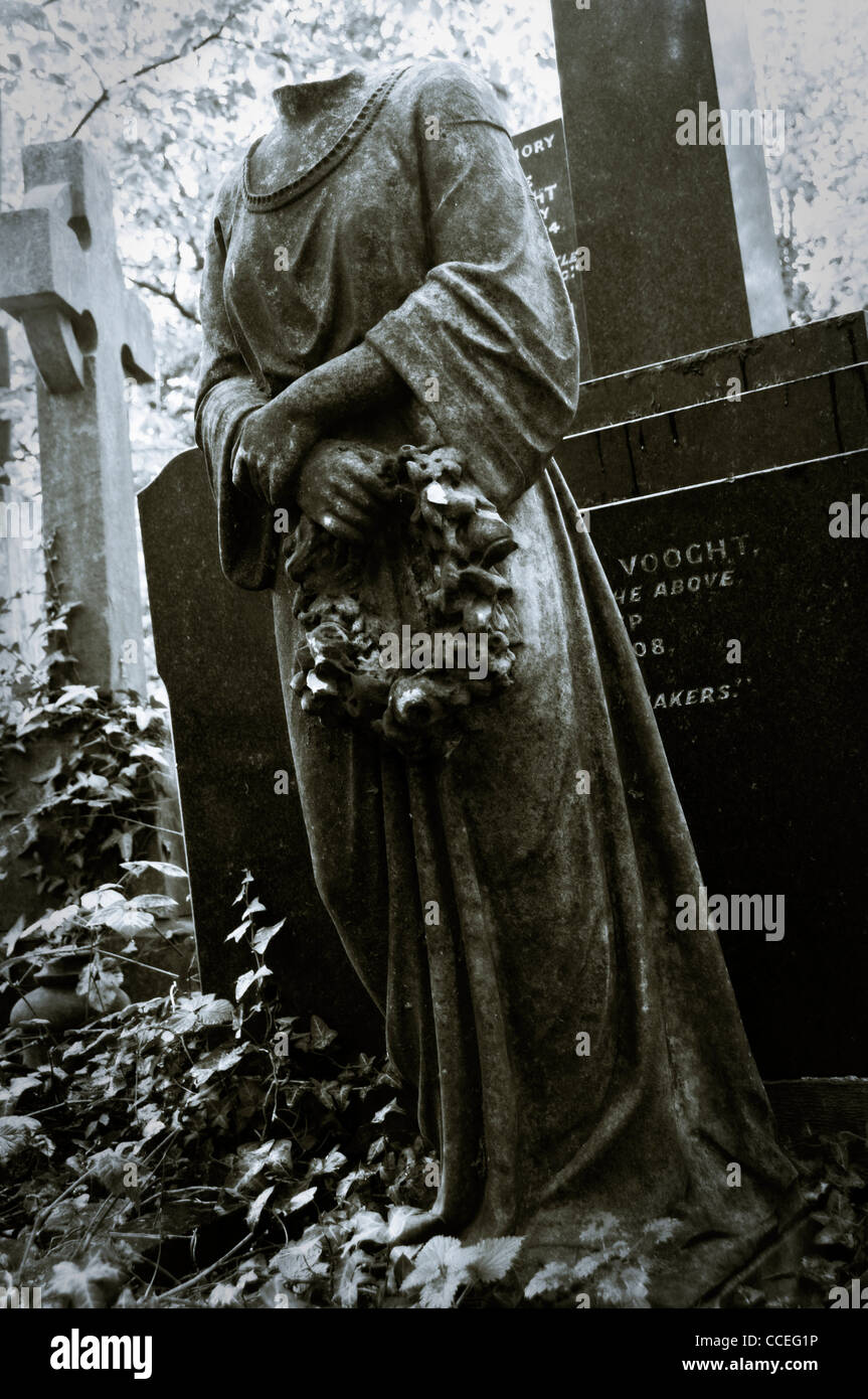 Testa di statua di un angelo in verde di Abney cimitero, Londra Foto Stock