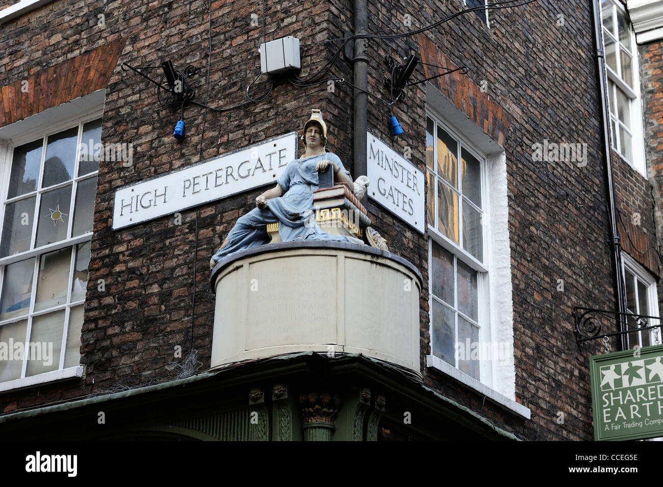 Statua di Minerva dea della saggezza situata al di sopra di negozi sul angolo di high petergate e cancelli minster york England Regno Unito Foto Stock