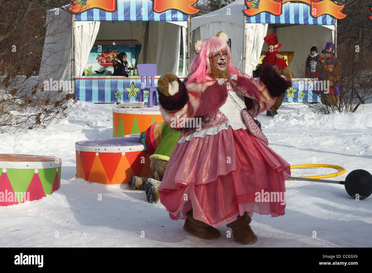 Ragazza in rosa costume da animale ad un outdoor festival invernale Foto Stock