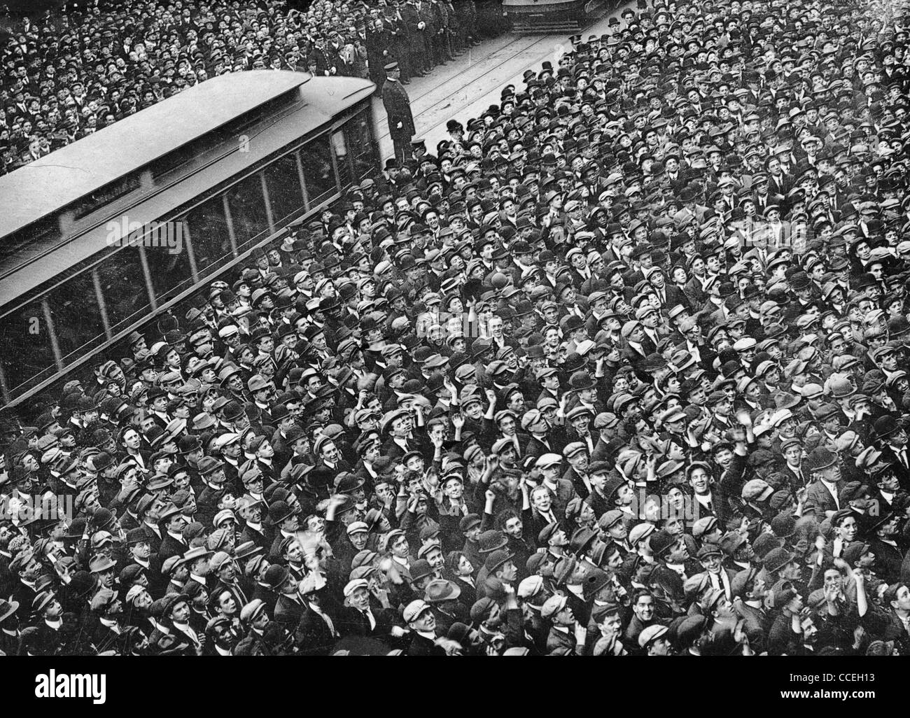 Grande folla di tifosi di baseball a guardare il baseball scoreboard durante la serie di mondo di gioco in New York City, 1911 Foto Stock