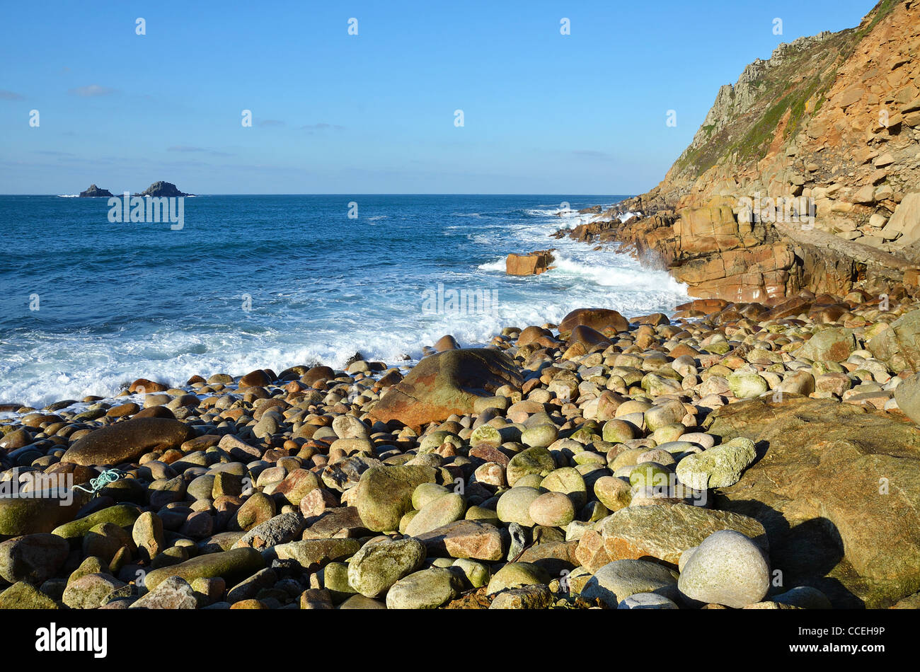 La spiaggia rocciosa a Porth Nanven vicino San Giusto in Cornwall, Regno Unito Foto Stock