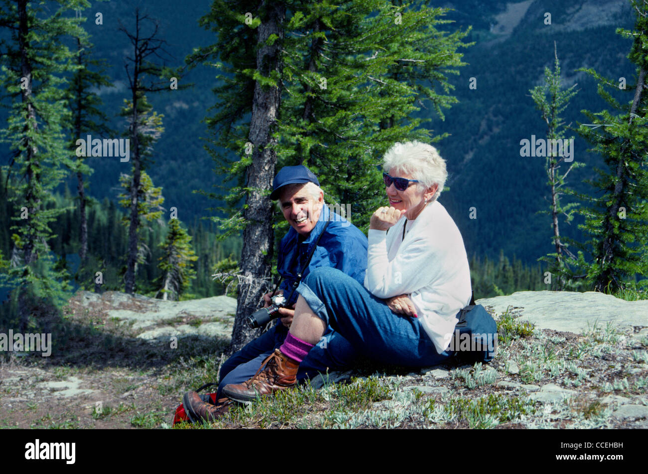 Un Americano attivo coppia di anziani si prende una pausa durante le escursioni in Bugaboo gamma di Purcell Montagne in British Columbia, Canada, America del Nord. Foto Stock