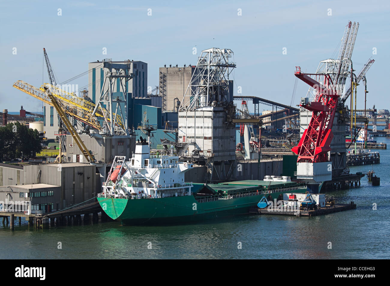 Elevatore granella in porto con terminale e la gru per il trasbordo e una nave getting caricato Foto Stock