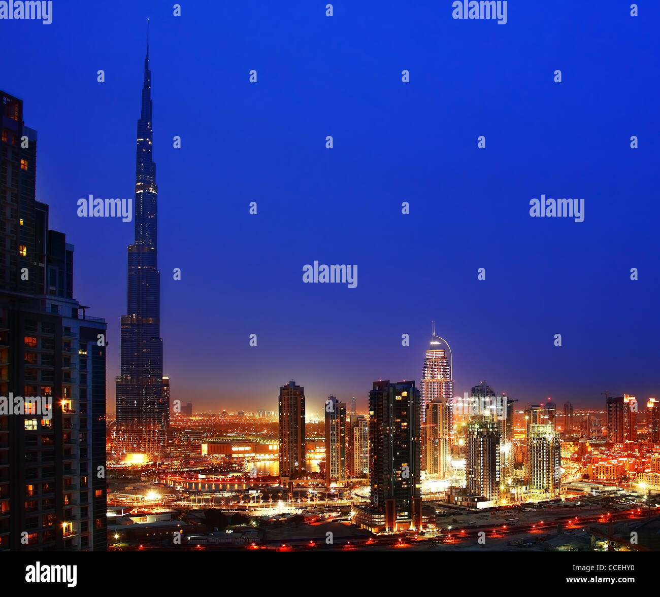 Dubai centro di scena notturna con le luci della città Foto Stock