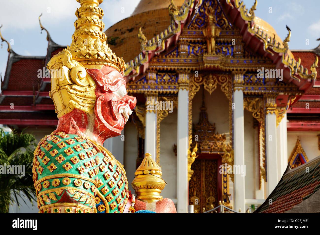 Statua di custode presso il tempio di Wat Chaimongko. Pattaya. Della Thailandia Foto Stock