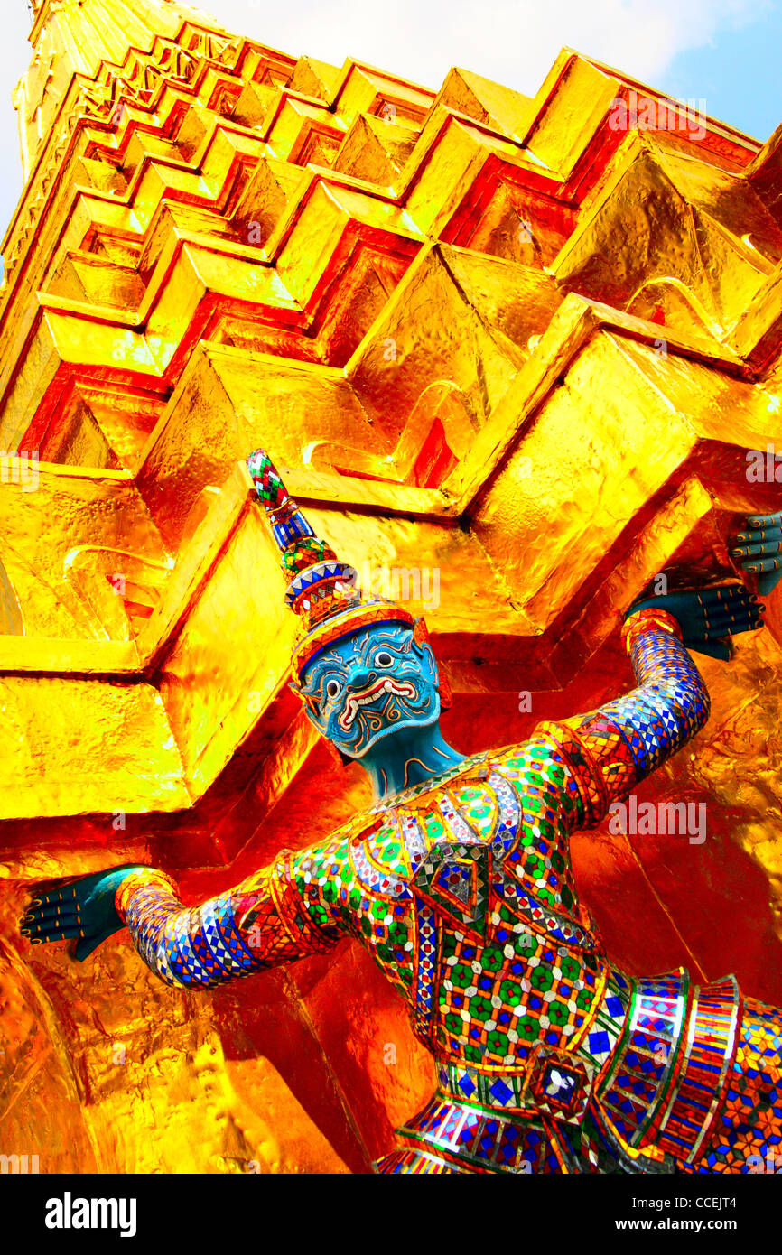 Oro stupa di Wat Phra Kaeo tempio. Bangkok. Thailandia. Foto Stock