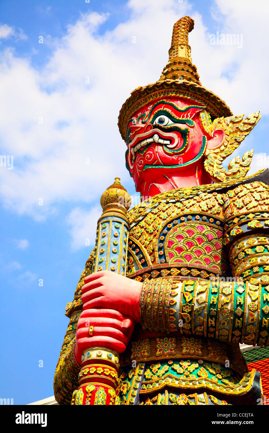 Statua di guardia presso il tempio di Wat Phra Kaeo. Bangkok. Della Thailandia Foto Stock