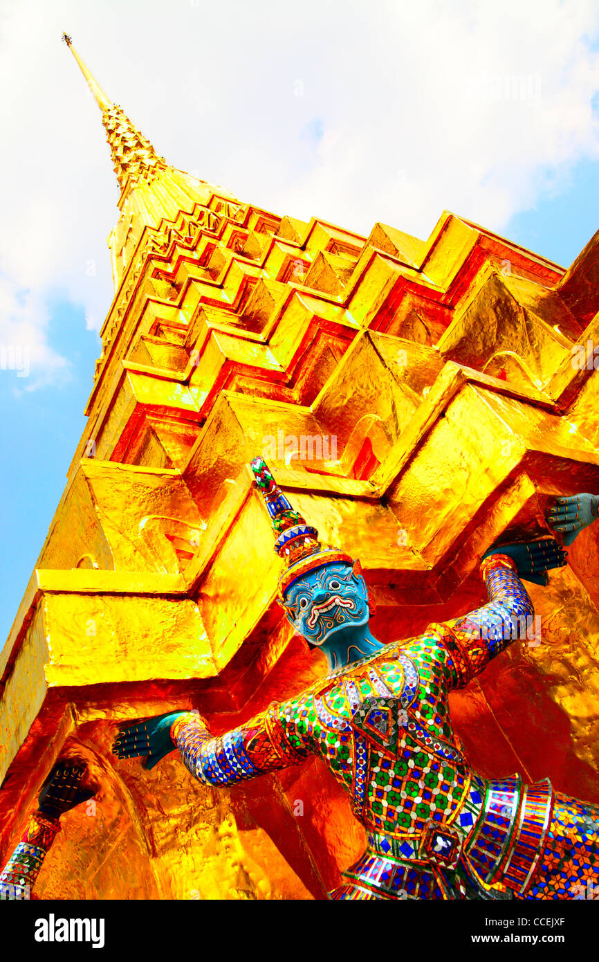 Oro stupa di Wat Phra Kaeo tempio. Bangkok. Thailandia. Foto Stock