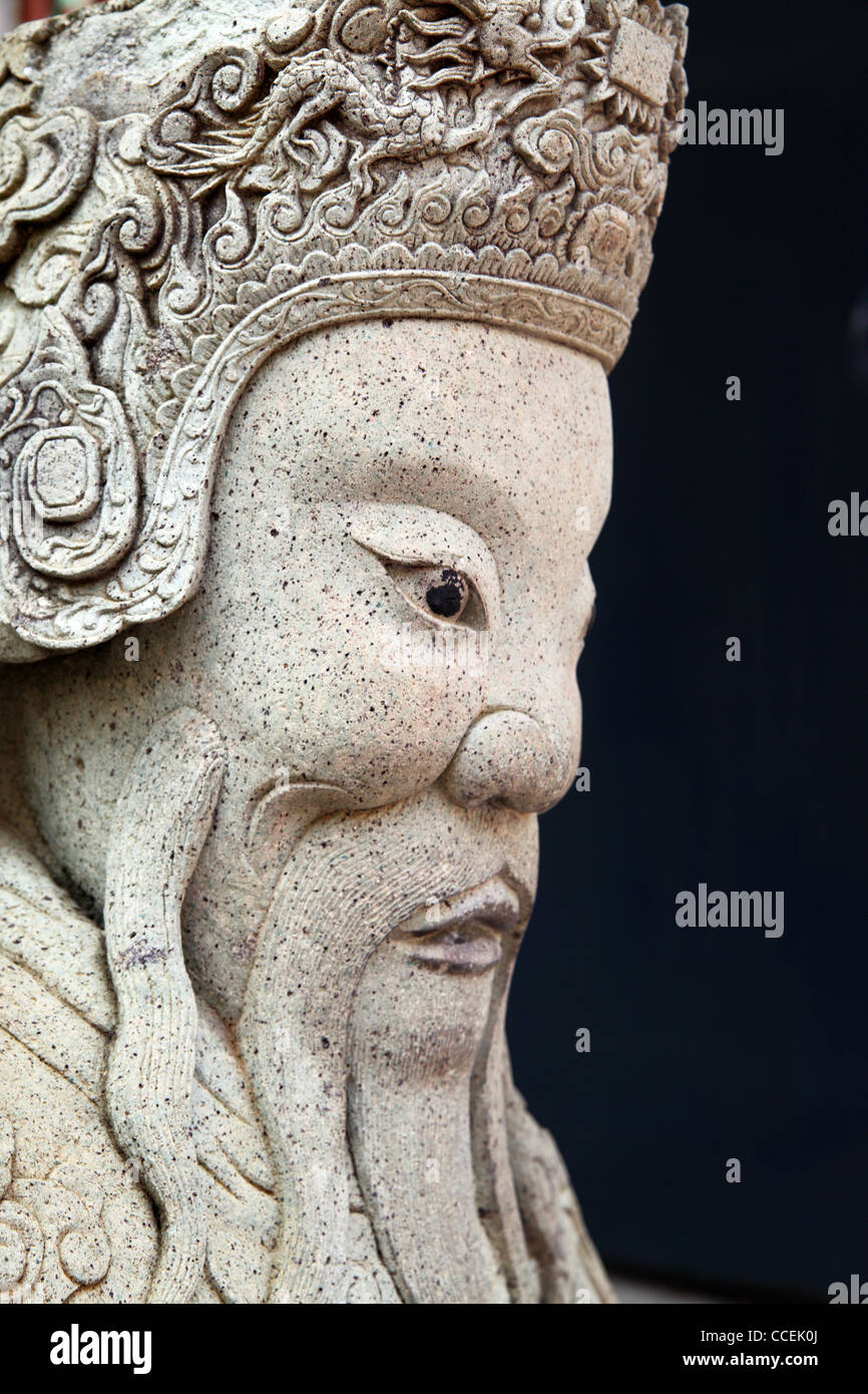 Antica statua asiatica di close-up su gackground nero Foto Stock