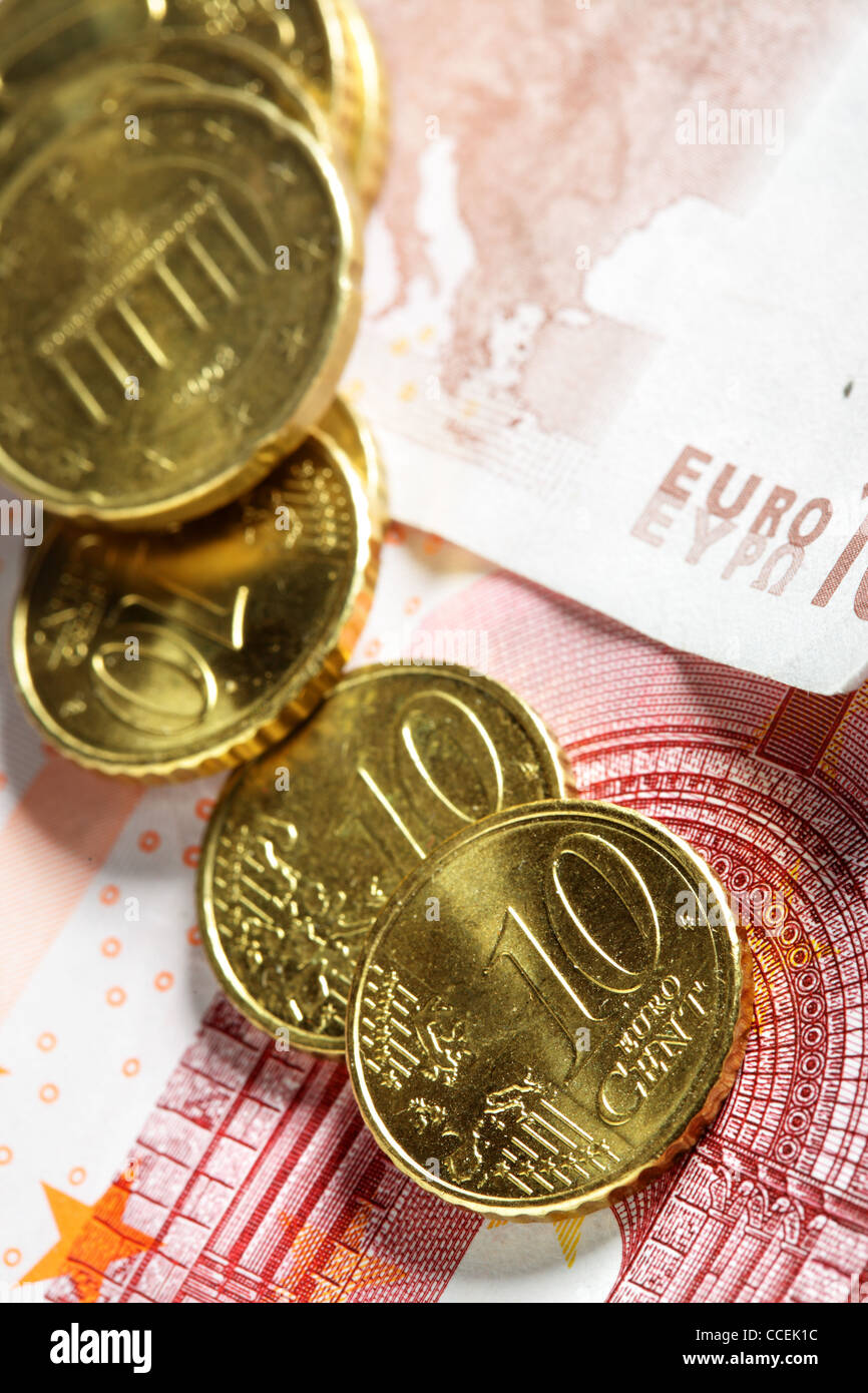 Cumulo di euro cent close up sulla banconota Foto Stock