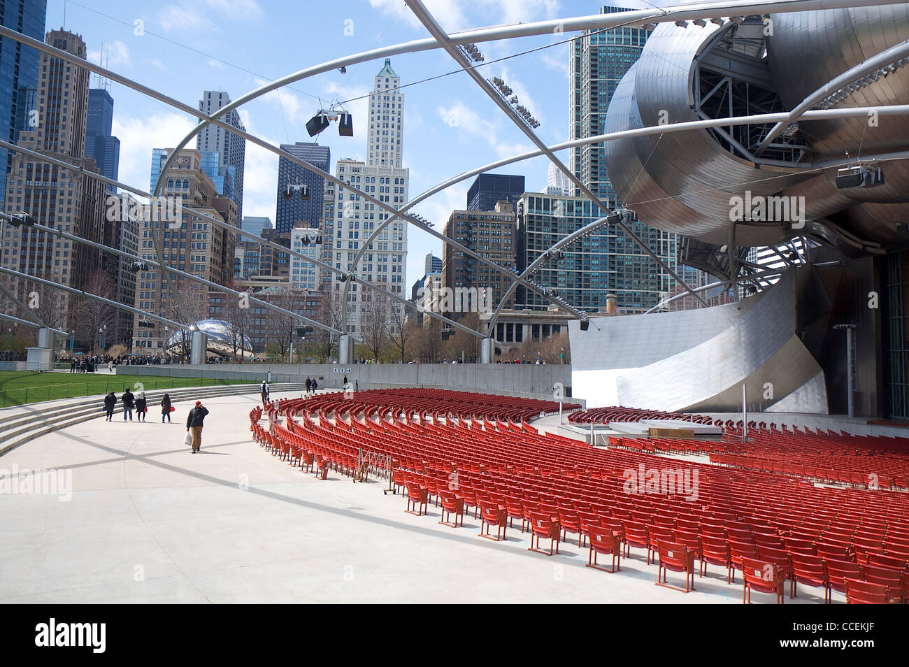 Il Pritzker Pavilion, in Chicago's Millennium Park, skyline in background Foto Stock