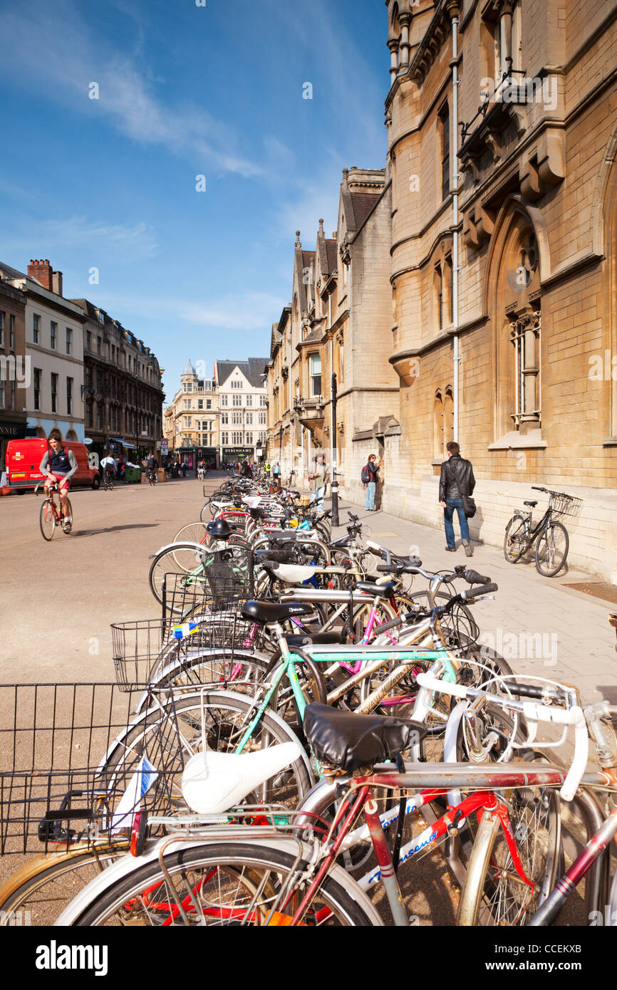 Biciclette schierate al di fuori di Balliol College di Oxford, Inghilterra, in una bella giornata di primavera. Foto Stock