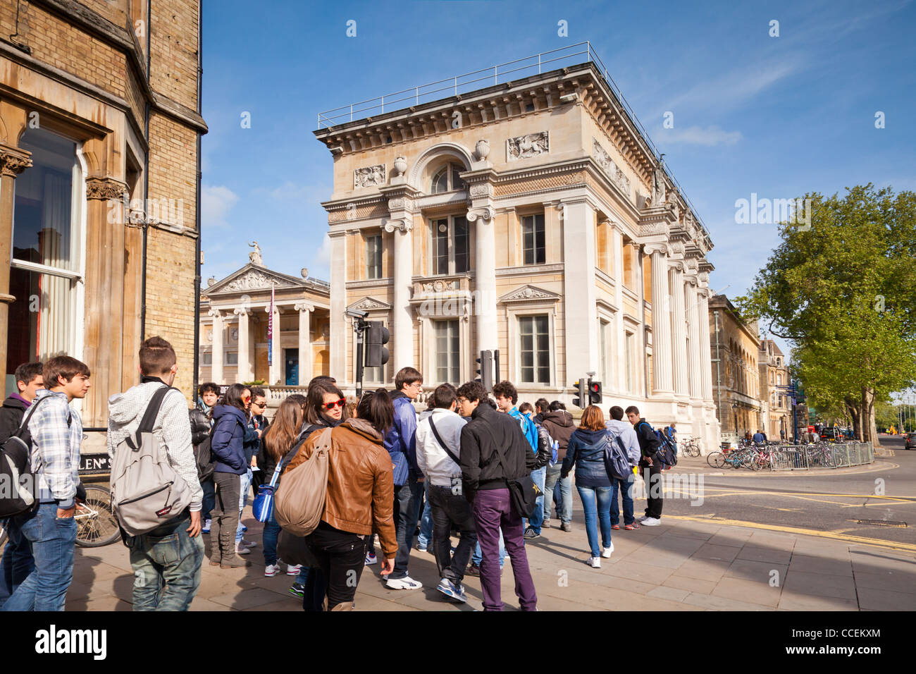 Un gruppo di adolescenti al di fuori del museo Ashmolean Museum, Beaumont Street, Oxford, Inghilterra. Foto Stock