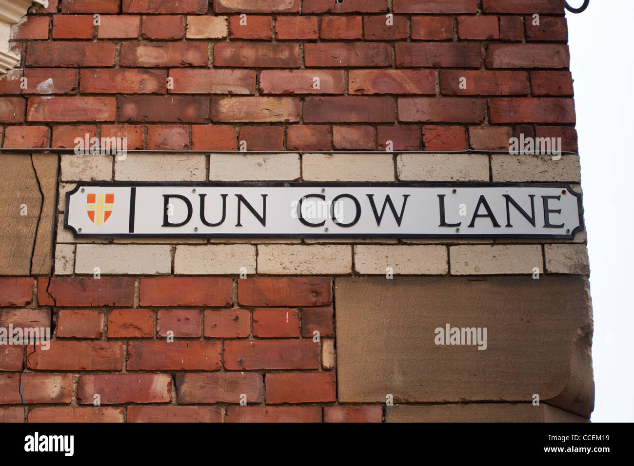 Un cartello stradale per Dun Cow Lane, una strada storica in Durham City, Inghilterra. Foto Stock