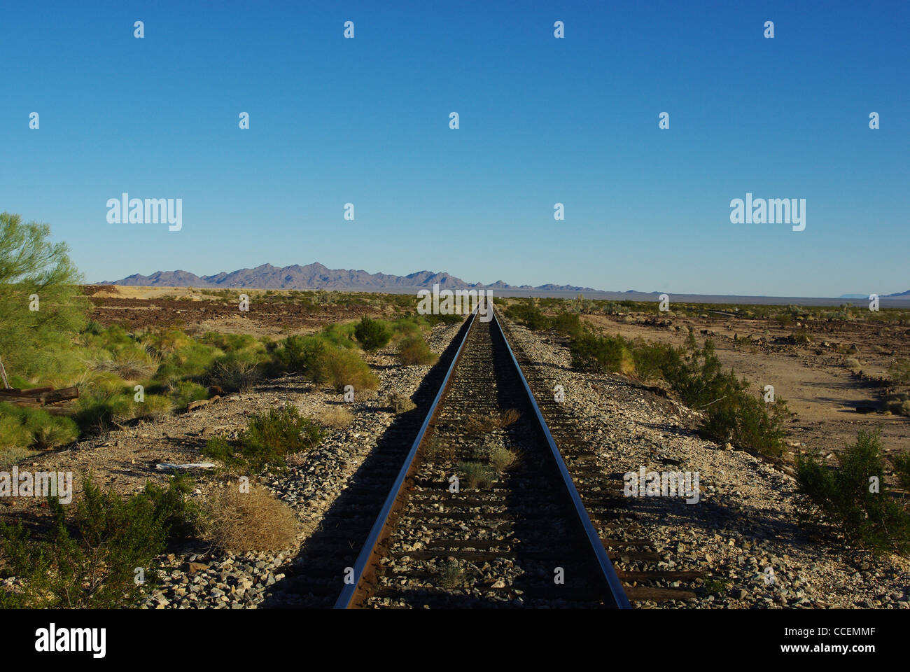 Binario ferroviario attraverso la vastità e la vacuità del Deserto della California Foto Stock