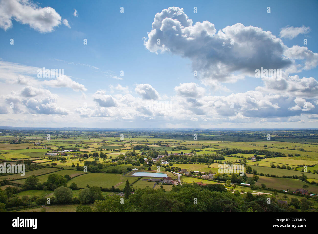 Una vista del patchwork paesaggio del Somerset livelli, da Glastonbury Tor. Foto Stock