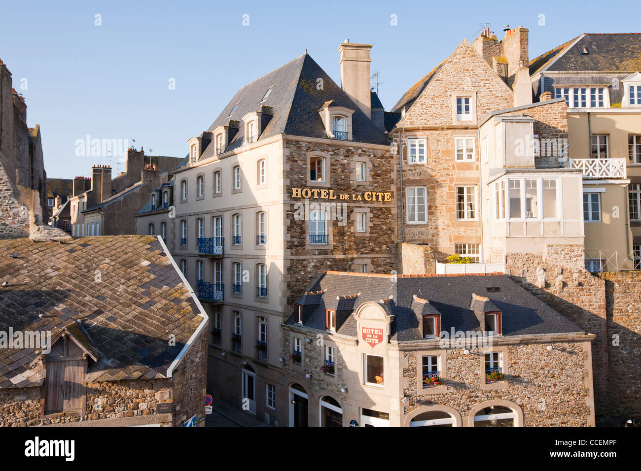 Alcuni degli edifici più antichi di St Malo, Bretagna, Francia, dai bastioni della città. Foto Stock