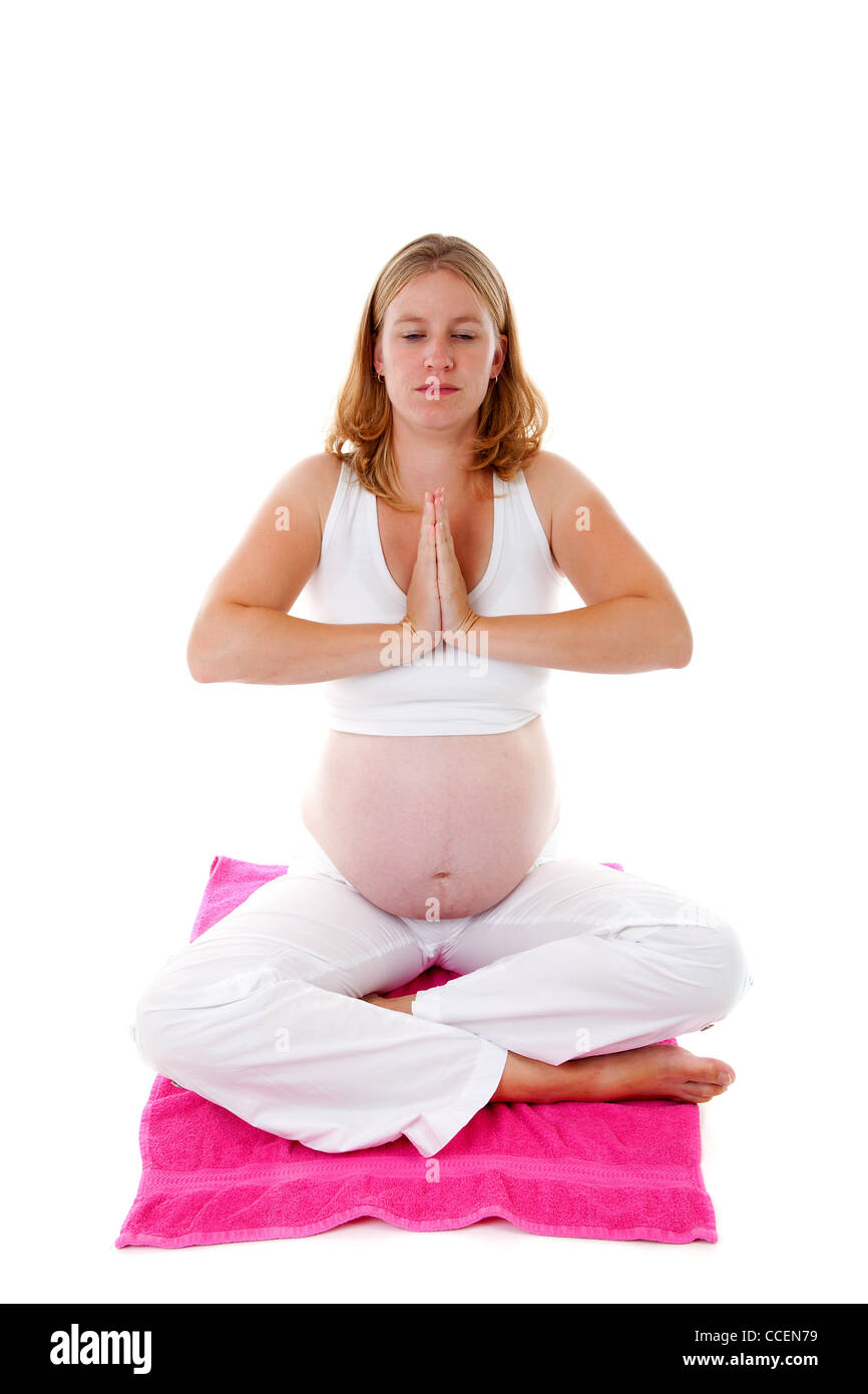 Donna di fare meditazione yoga gravidanza su sfondo bianco Foto Stock