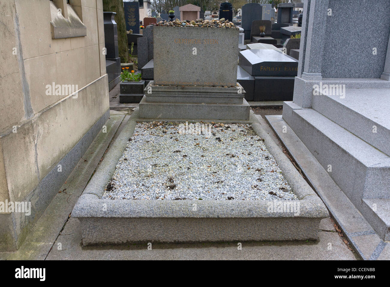 Tomba di scrittore americano, collezionista d'arte e aficionado, Gertrude Stein (1874-1946), Cimetière du Père-Lachaise, Parigi, Francia Foto Stock