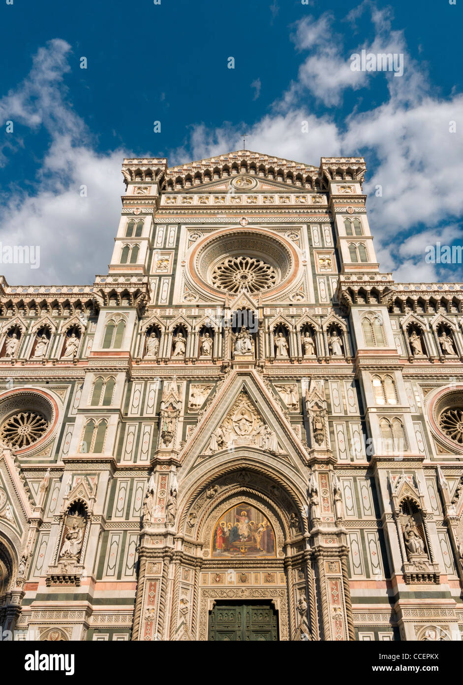 La facciata frontale del Duomo, Basilica di Santa Maria del Fiore (Santa Maria del Fiore), Firenze, Toscana, Italia Foto Stock