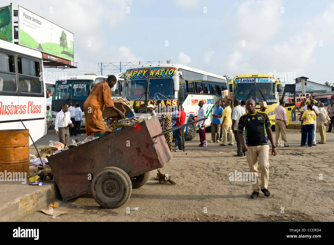 La procedura di Garbage collection a Ubungo bus terminal in Dar es Salaam Tanzania Foto Stock