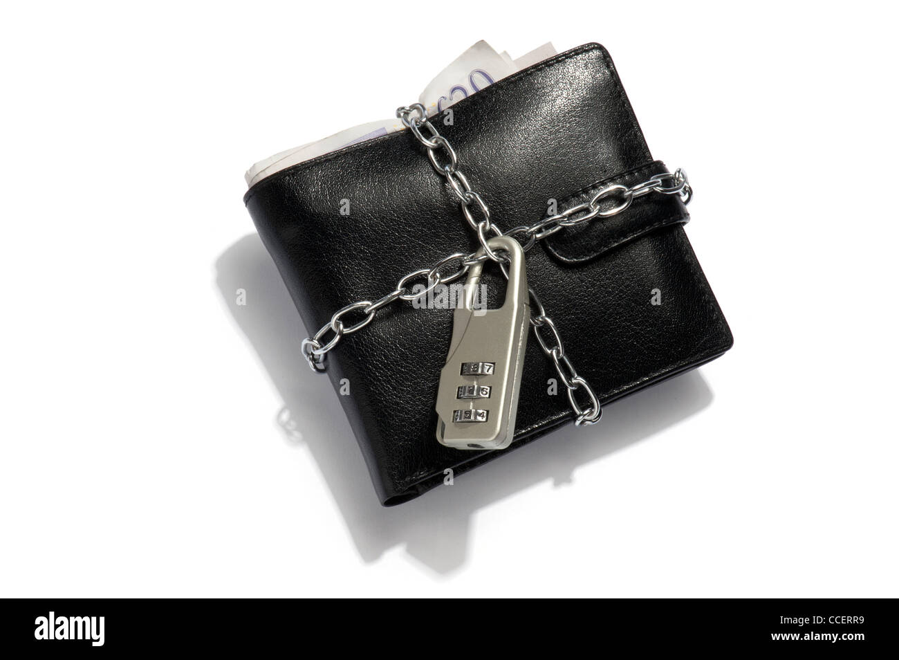 Un nero portafoglio in pelle con una catena e un lucchetto a combinazione Foto Stock