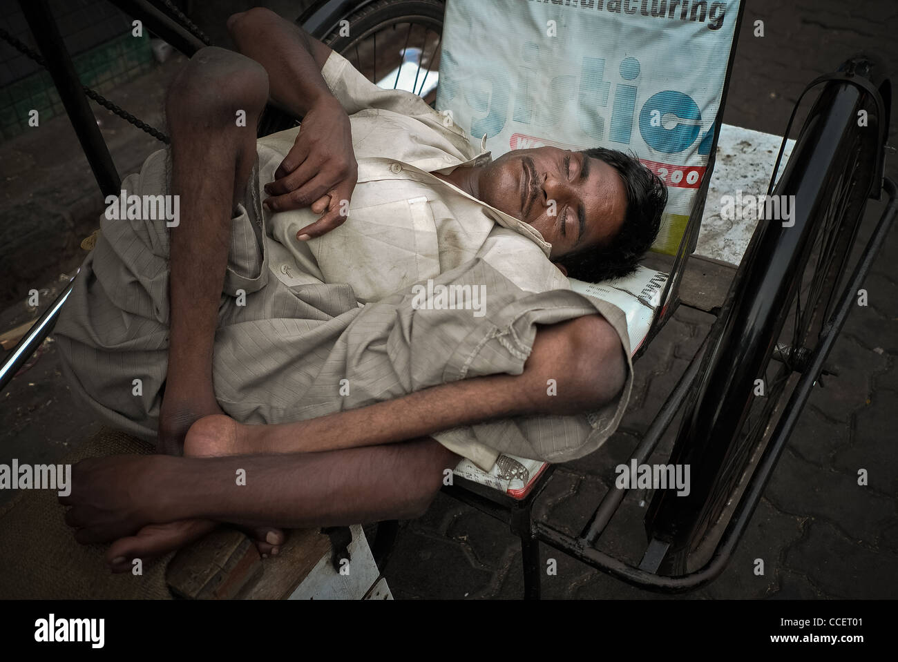 Gli intoccabili dell India Bombay, disabili a Mumbai nel suo sonno, che vi risiedono da più di venticinque anni. Foto Stock