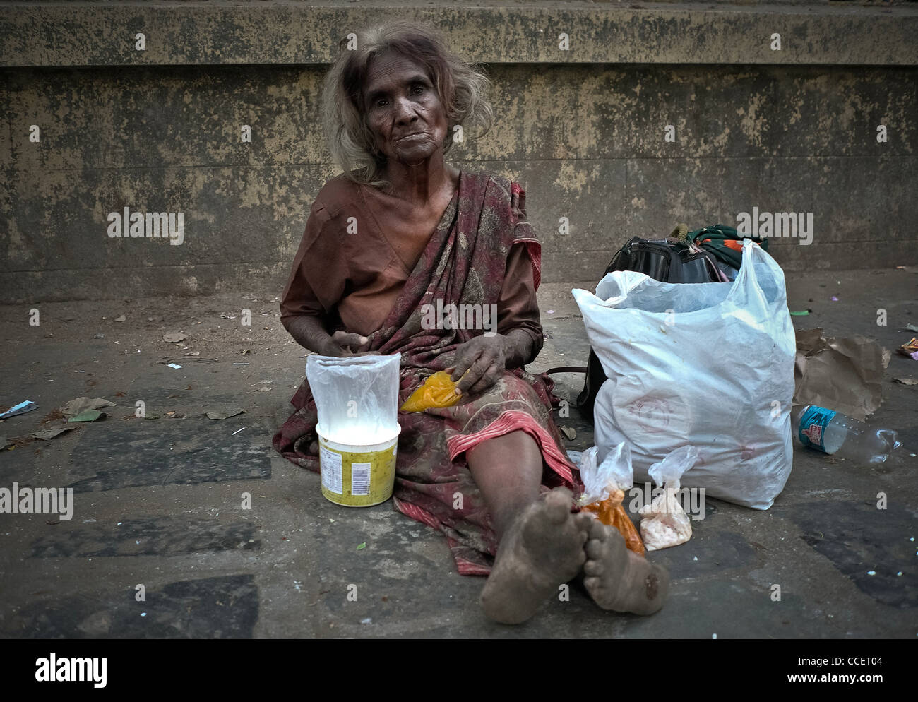 Gli intoccabili dell India Bombay, toccando il ritratto di un vecchio mendicante donna, chiamati intoccabili che vivono su un marciapiede in Mumbai. Foto Stock