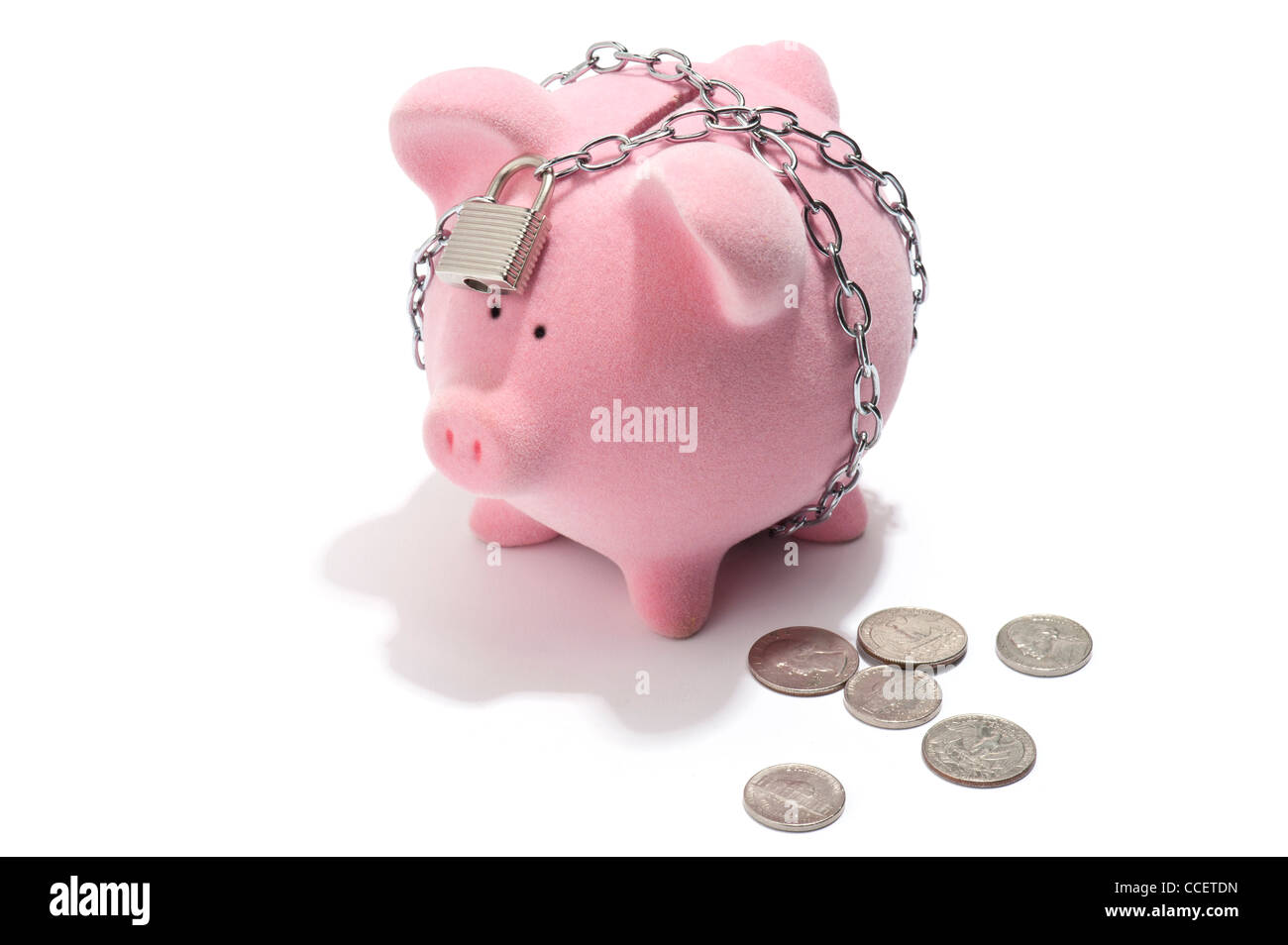 Una catena e bloccato salvadanaio con noi monete accanto ad esso Foto Stock