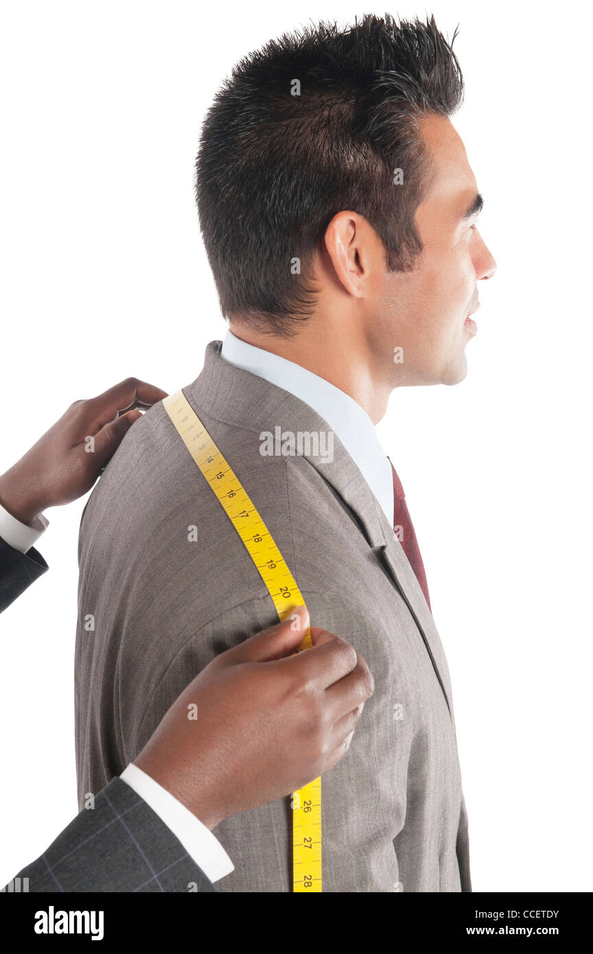Adattare la misura attraverso dorso superiore da spalla a spalla del cliente Foto Stock