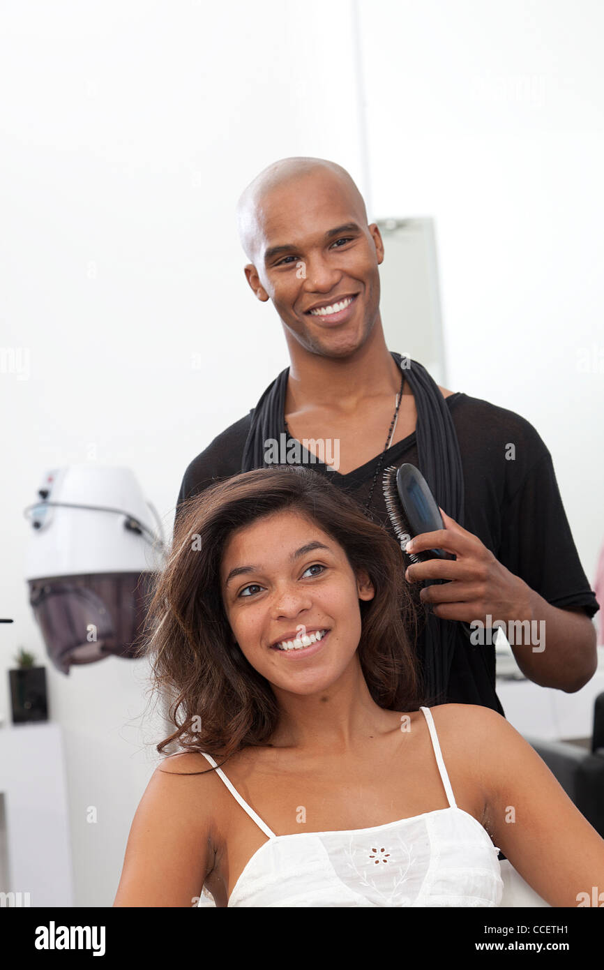 Donna ottenendo il suo stile di capelli al salone di bellezza Foto Stock