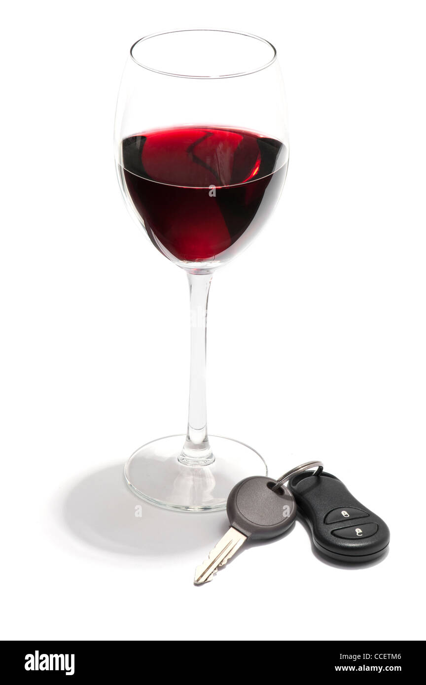 Un bicchiere di vino rosso e una chiave auto Foto Stock