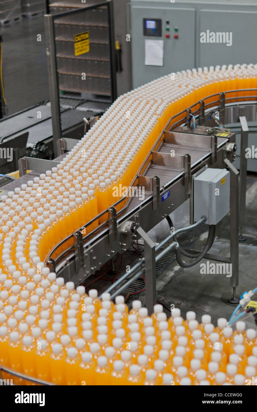 Linea di produzione in una fabbrica di imbottigliamento Foto Stock