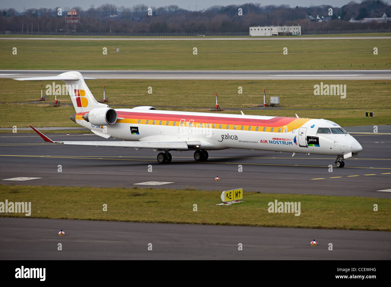 Air Nostrum (Iberia Airlines regionale) Canadair CRJ900 aereo di linea di passeggeri, Dusseldorf, Germania. Foto Stock