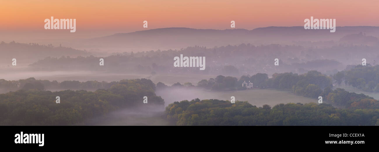 La mattina presto vista dal bordo di Ranmore comune, vicino a Dorking in Surrey, Regno Unito Foto Stock
