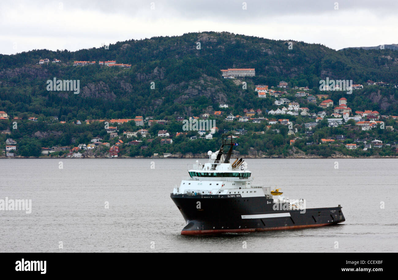 Alimentazione offshore Nave in avvicinamento al porto di Bergen, Norvegia Foto Stock