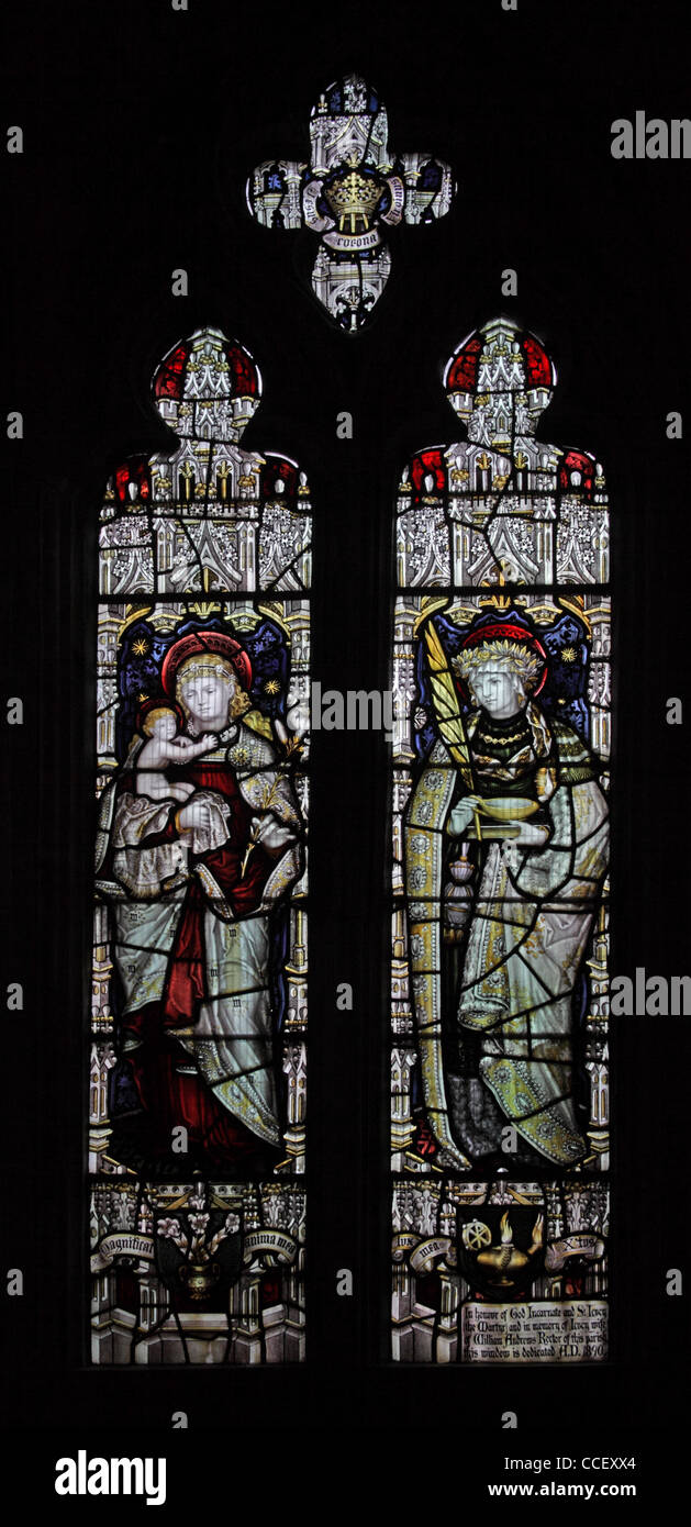 Una finestra di vetro colorato da C E Kempe & Co. che raffigurano Santi Maria e Lucia, la chiesa di San Nicola, Carlton Scoop, Lincolnshire Foto Stock